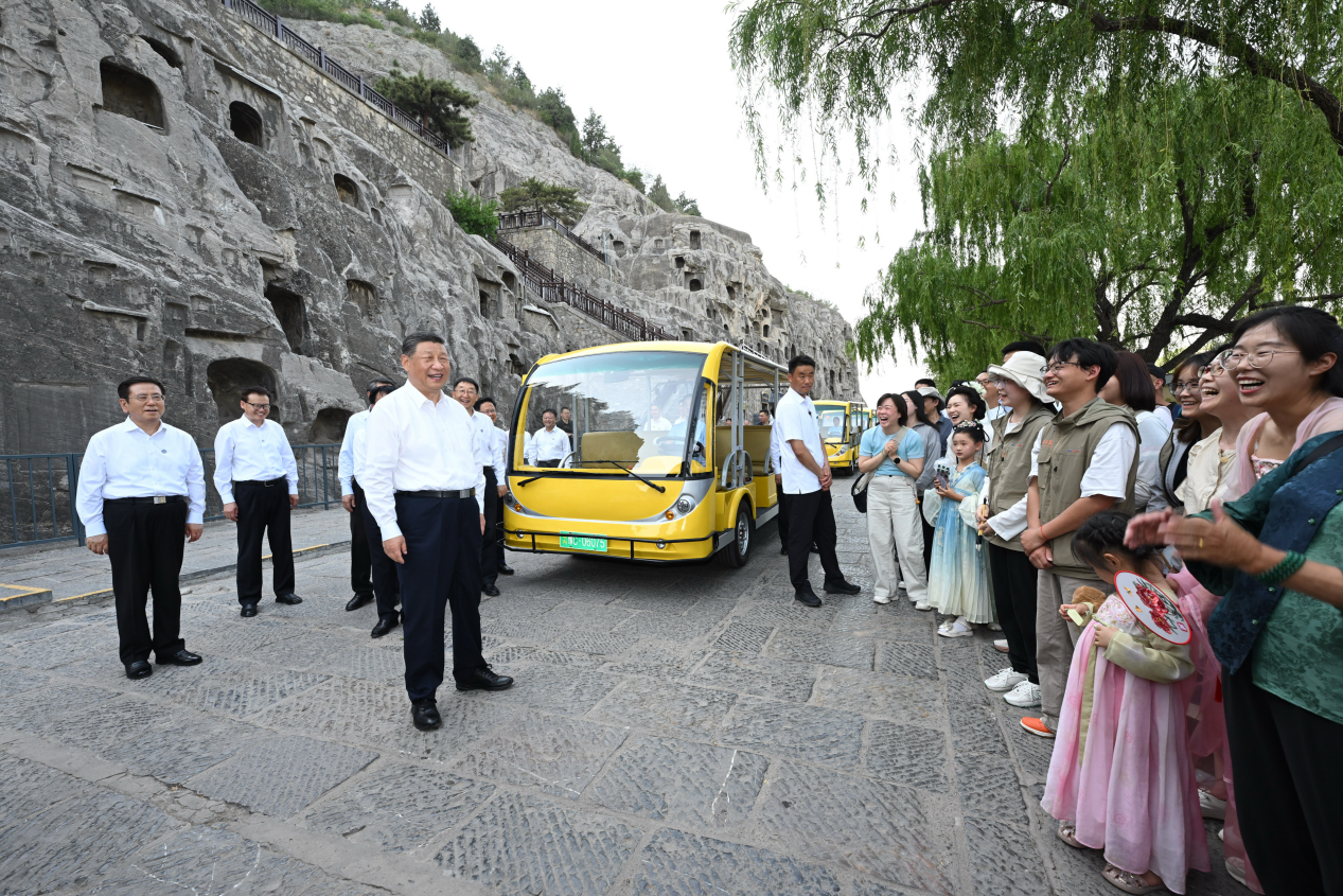 5月19日，習(xí)近平在洛陽龍門石窟考察時(shí)，同游客親切交流。