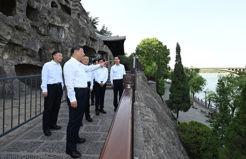 2025年5月19日至20日，中共中央總書記、國(guó)家主席、中央軍委主席習(xí)近平在河南考察。這是19日下午，習(xí)近平在洛陽(yáng)龍門石窟考察。新華社記者 謝環(huán)馳 攝