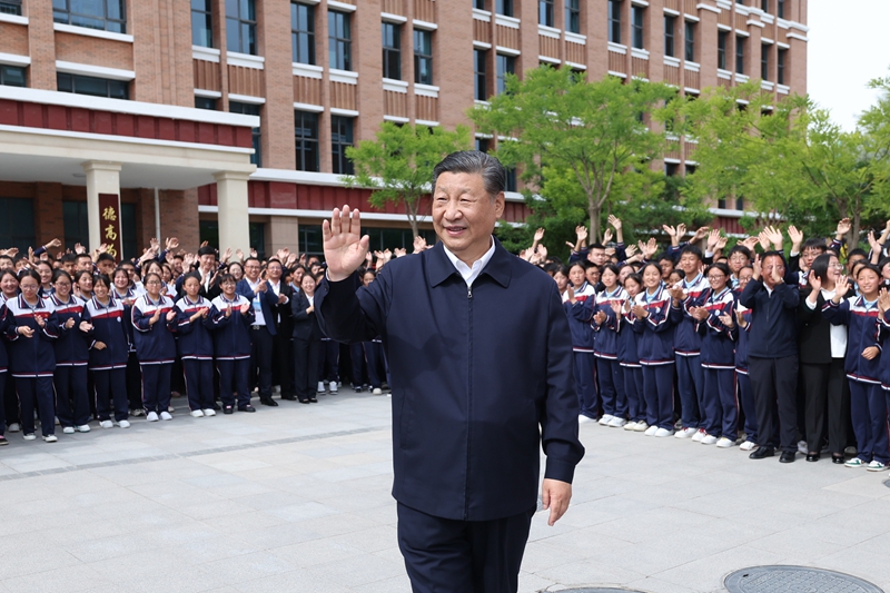 2024年6月18日，習(xí)近平總書記在青海果洛西寧民族中學(xué)考察時，向師生們揮手致意。