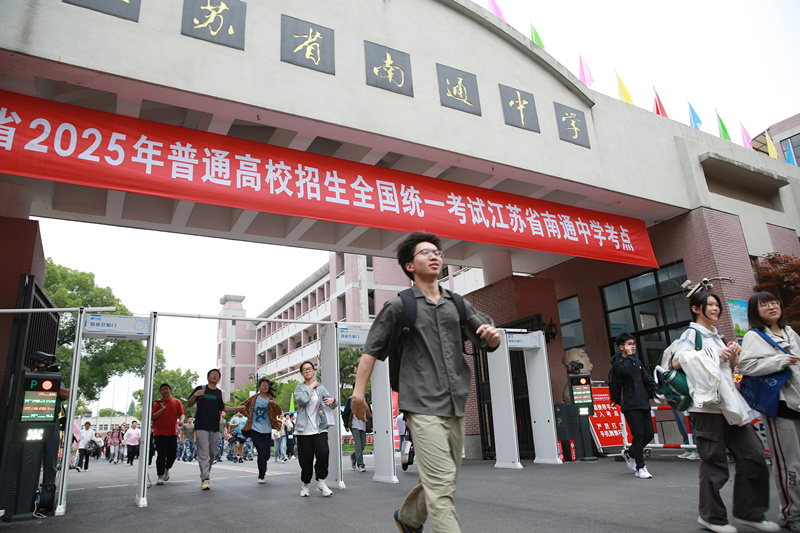 2025年6月9日，江蘇南通，高考考生陸續(xù)走出考點(diǎn)。