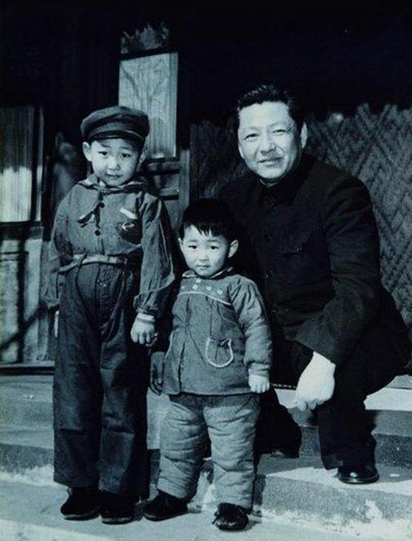1958年，習(xí)仲勛與兒子習(xí)近平、習(xí)遠(yuǎn)平在一起。