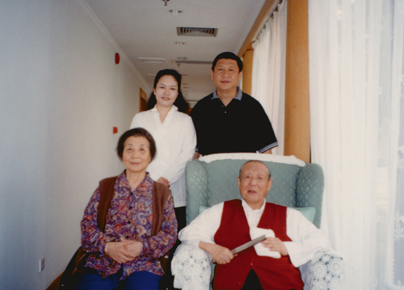 習(xí)近平與夫人彭麗媛同父親習(xí)仲勛、母親齊心的合影。