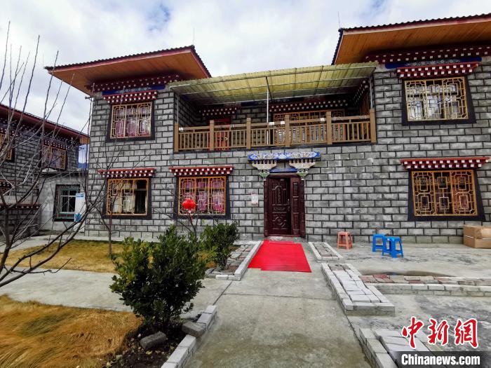 圖為林芝米林縣羌納鄉(xiāng)西嘎村村民家家戶戶發(fā)展庭院經(jīng)濟(jì)，院內(nèi)種滿了各種果樹(shù)。　趙延 攝