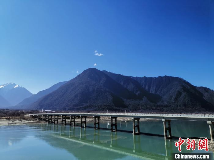 圖為現(xiàn)在已經(jīng)通車(chē)的魯霞大橋。　趙延 攝