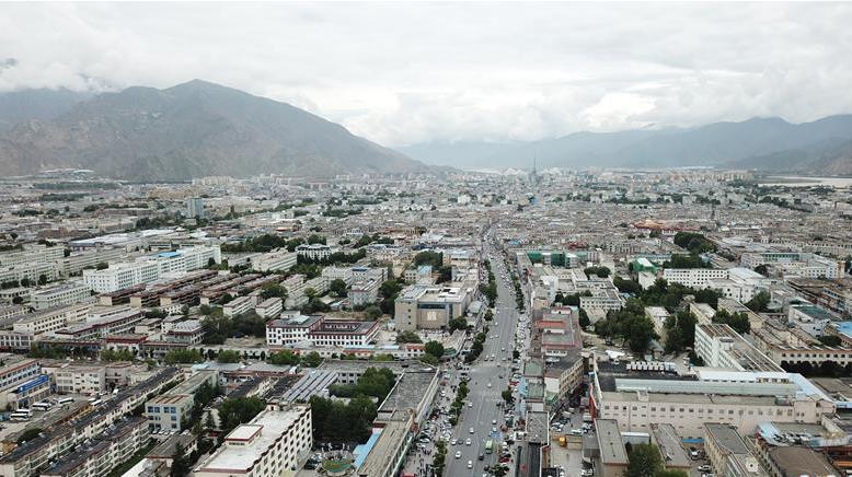8月10日無人機(jī)拍攝的拉薩城市一景。新華社記者 王益亮 攝.jpg