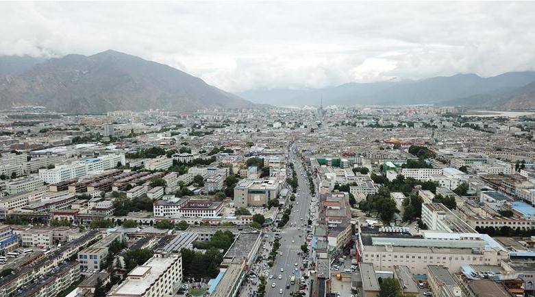 8月10日無人機(jī)拍攝的拉薩城市一景。新華社記者 王益亮 攝.jpg
