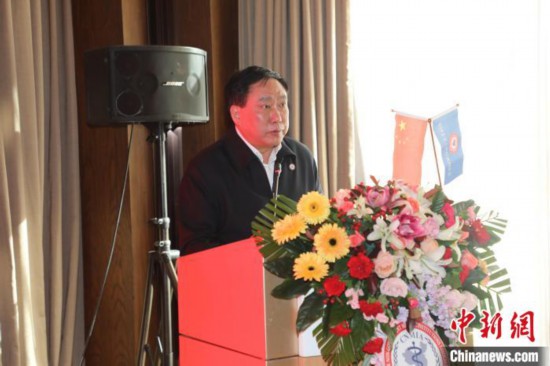 圖為中國非公立醫(yī)療機(jī)構(gòu)協(xié)會常務(wù)副會長兼秘書長郝德明致辭?！№n相澤 攝