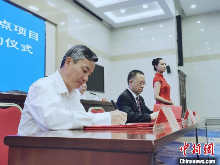 圖為青海省副省長匡湧(左)簽訂合作共建區(qū)域醫(yī)療中心框架協(xié)議?！?zhí)砀?攝