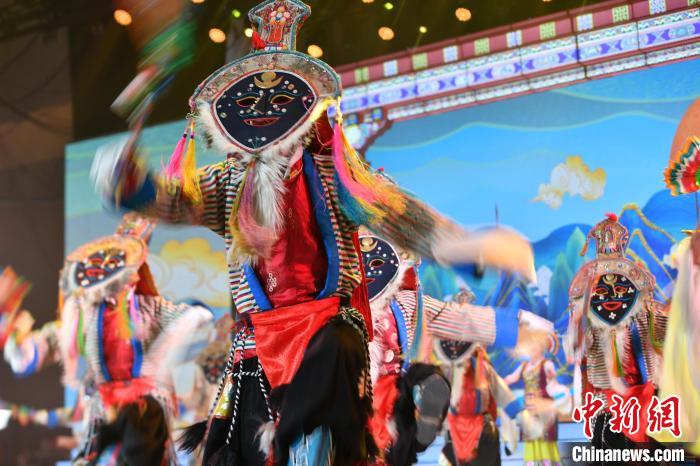 圖為演員在聯(lián)歡晚會(huì)上表演。　貢嘎來(lái)松 攝