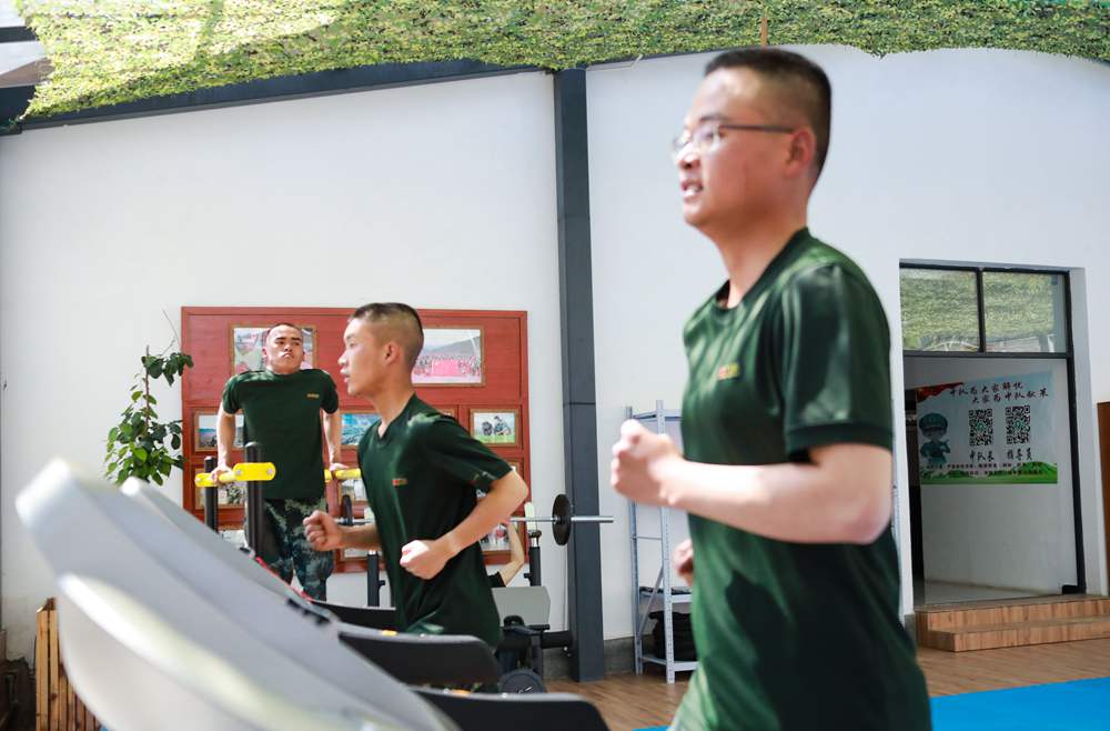 官兵正在新配發(fā)的跑步機(jī)上運(yùn)動(dòng)。