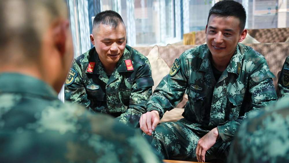 官兵正在陽(yáng)光棚內(nèi)優(yōu)雅的環(huán)境中下象棋。