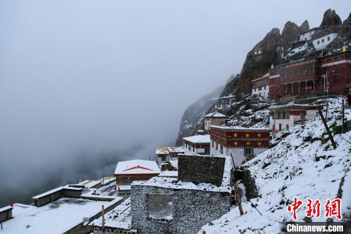 位于孜珠山頂?shù)乃聫R被云霧環(huán)繞，猶如仙境。　江飛波 攝