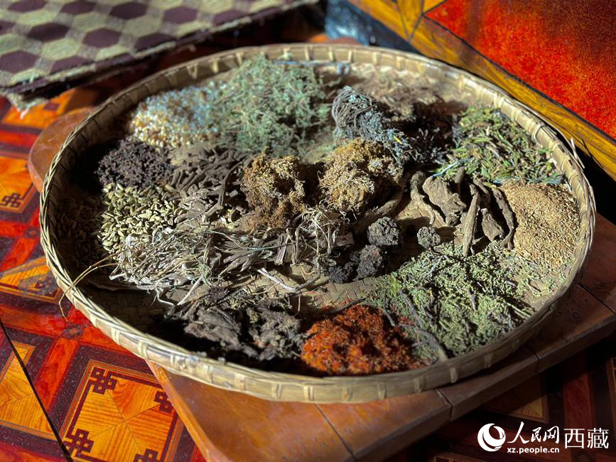 制作藏香的草本原料。人民網(wǎng)記者 次仁羅布攝