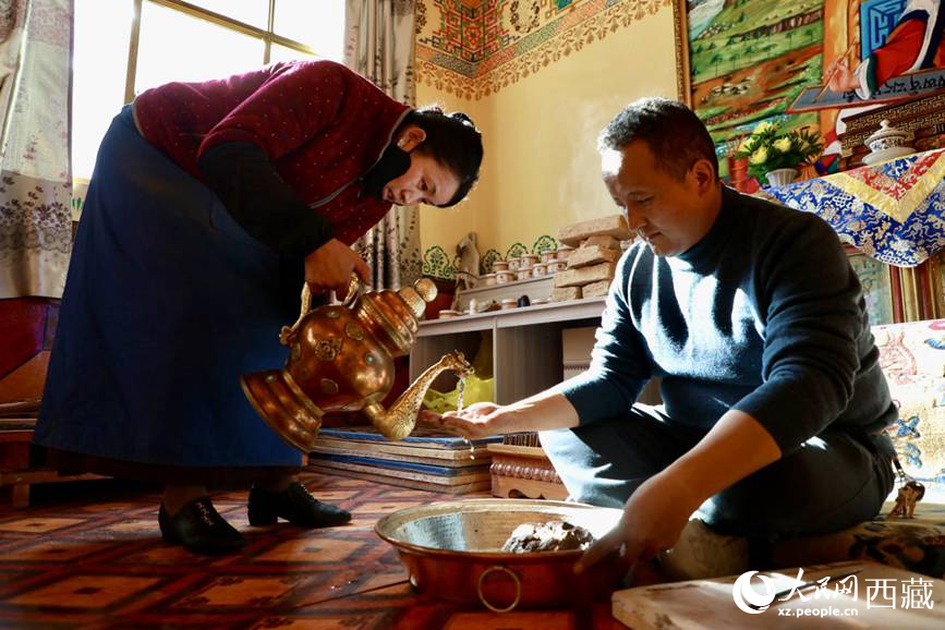 柏木泥與香料糅合成團(tuán)。人民網(wǎng)記者 次仁羅布攝