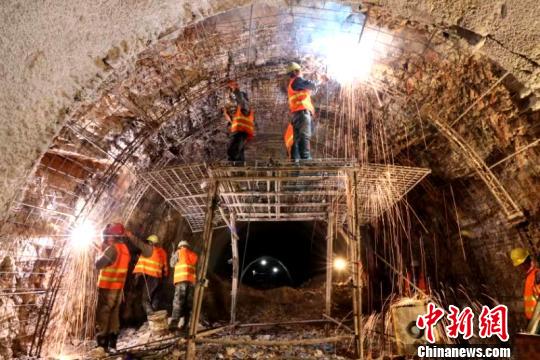 圖為施工人員正在進(jìn)行隧道支護(hù)焊接作業(yè)?！￡悤?攝
