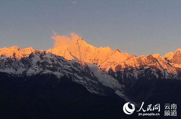 迪慶梅里雪山“日照金山”景觀。（供圖）