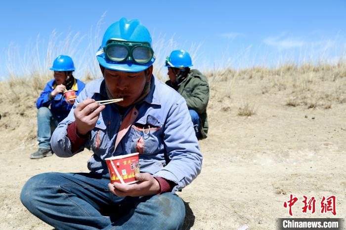 青海藏鄉(xiāng)脫貧致富見聞：“電通了，日子也富裕了”