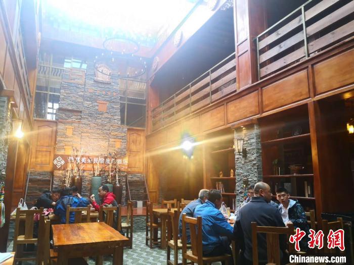 圖為扎尕那的藏式民宿酒店中，游客正在用餐?！∈缝o靜 攝