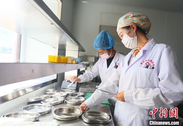 7月下旬，夏河縣人民醫(yī)院醫(yī)生進行手術用具的消毒清潔?！「哒?攝