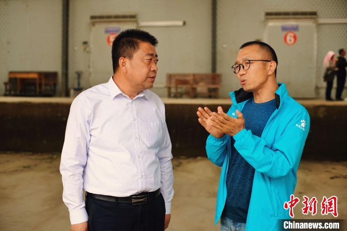 天?？h委書記李鵬(左)接受自媒體“碼頭青年”主編林飛(右)采訪?！￡I道華 攝