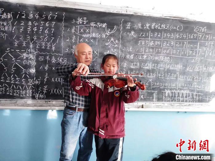 圖為趙興洲教學(xué)生拉小提琴。受訪者提供