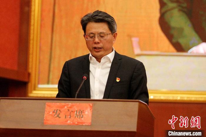 圖為果洛州委常委、副州長、上海市援青聯(lián)絡(luò)組組長馮志勇總結(jié)對口支援十年工作?！」逯菸麄鞑抗﹫D 攝