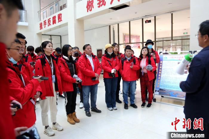 圖為中外媒體采訪三江源國家公園瀾滄江源園區(qū)生態(tài)保護成效?！?zhí)砀?攝