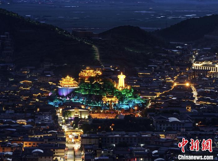 圖為滇藏茶馬古道重鎮(zhèn)獨(dú)克宗古城已成為知名旅游景點(diǎn)。　和曉燕 攝