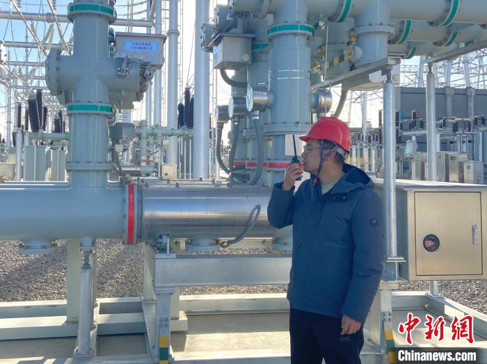 圖為國網(wǎng)青海檢修公司專業(yè)人員在沙柳變電站驗(yàn)收設(shè)備?！√岂?攝