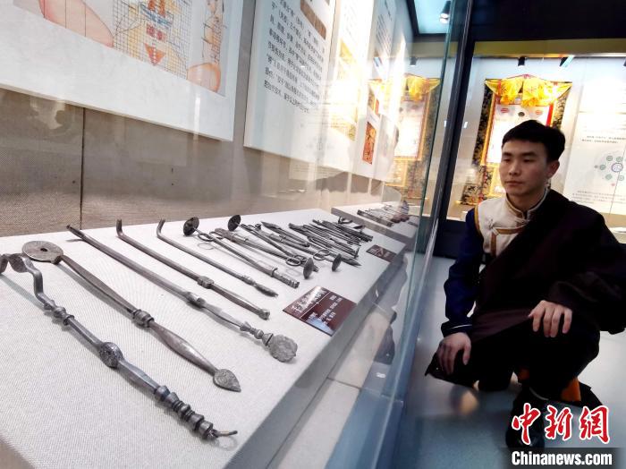 圖為陳展的藏醫(yī)手術(shù)器械。　張?zhí)砀?攝