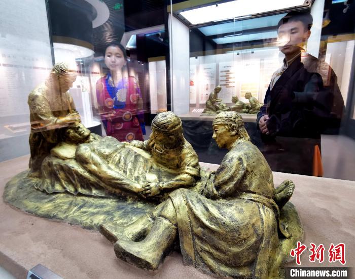 圖為模擬的藏醫(yī)眼科手術(shù)場(chǎng)景?！?zhí)砀?攝