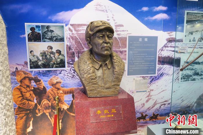 圖為南疆軍區(qū)某合成團(tuán)1連榮譽(yù)室，雕像是進(jìn)藏先遣英雄連總指揮李狄三?！畛坛?攝