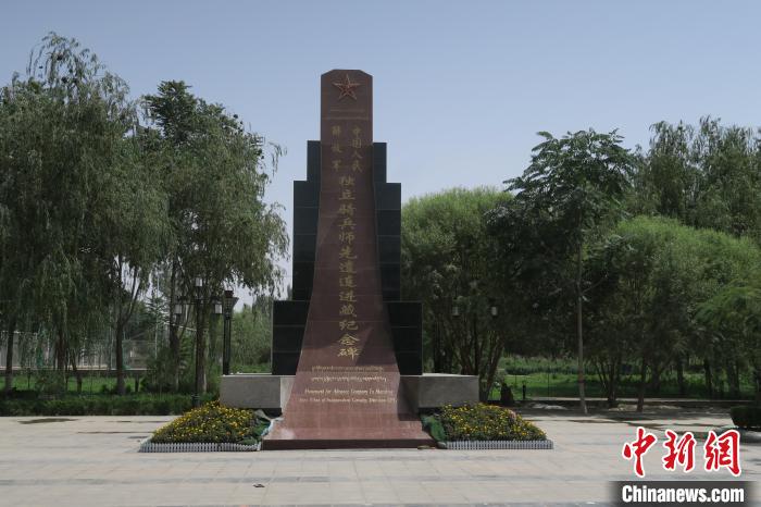 圖為位于于田縣中心的中國(guó)人民解放軍獨(dú)立騎兵師先遣連進(jìn)藏紀(jì)念碑?！畛坛?攝