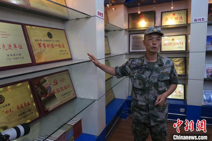 圖為南疆軍區(qū)某合成團(tuán)1連連長(zhǎng)齊楠?！畛坛?攝