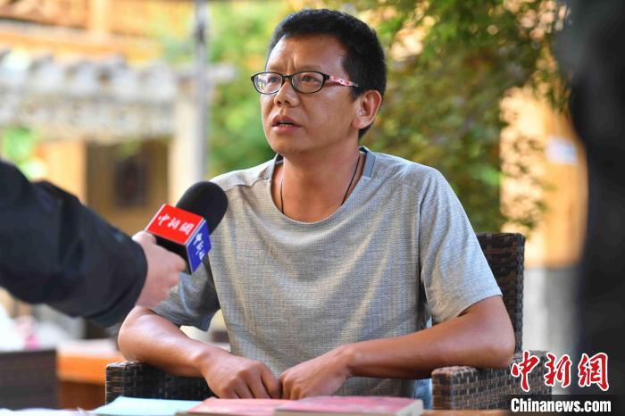 圖為和澗秋接受記者采訪。　劉冉陽(yáng) 攝