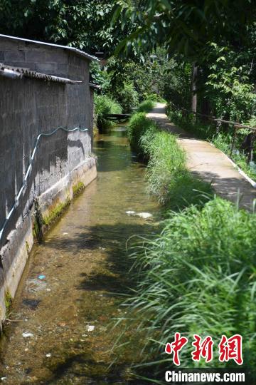 圖為至今仍在流淌的楚援溝?！⑷疥?yáng) 攝