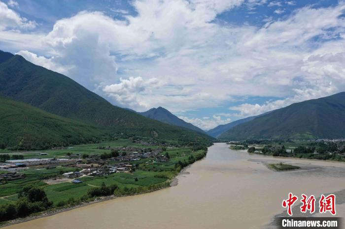 圖為航拍金江鎮(zhèn)，農(nóng)田里綠意盎然?！⑷疥?yáng) 攝