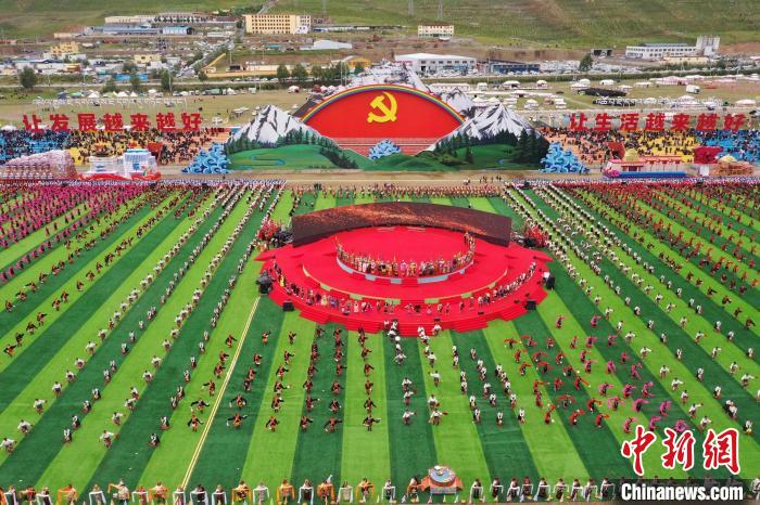 圖為玉樹藏族自治州成立70周年慶祝大會現(xiàn)場?！●R銘言 攝