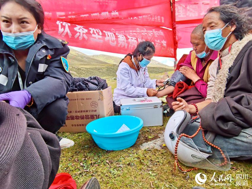 給牧民檢查身體。巴登攝
