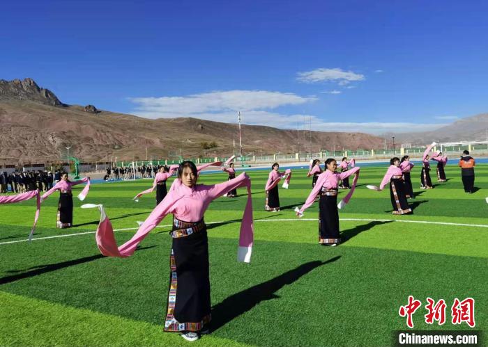 圖為青海師范大學(xué)附屬玉樹實(shí)驗(yàn)學(xué)校學(xué)生在綠茵場(chǎng)跳起囊謙古舞—卓根瑪。　白劼 攝