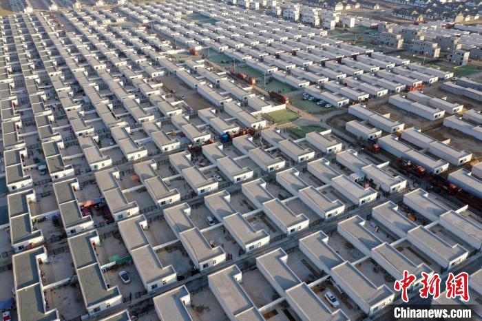 圖為蘭州新區(qū)移民安置區(qū)。　丁凱 攝