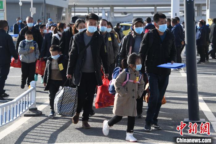 圖為搬遷民眾剛出火車站?！《P 攝