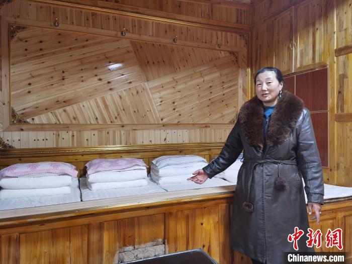 圖為德吉村村民鬧尖措介紹自家農(nóng)家樂?！∑钤鲚?攝