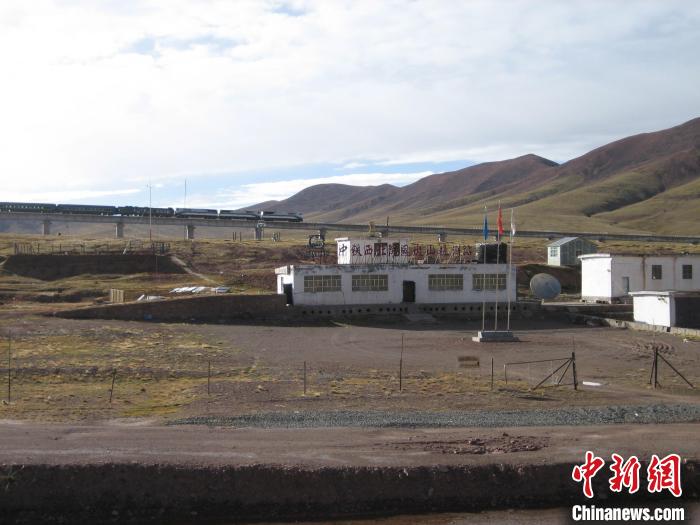 圖為青藏鐵路通車后列車經(jīng)過中鐵西北院風(fēng)火山觀測站。(資料圖) 中鐵西北科學(xué)研究院供圖