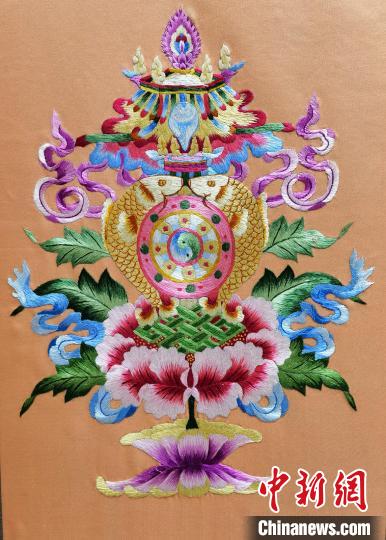 圖為藏繡作品?！∑钤鲚?攝