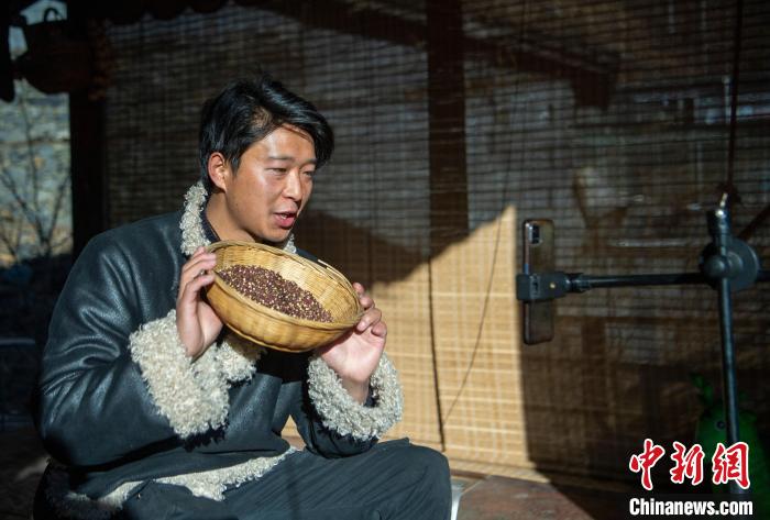 洛桑在鏡頭前介紹家鄉(xiāng)特產(chǎn)?！⒅铱?攝