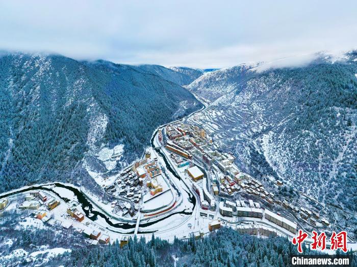 壤塘的雪后美景?！∪捞量h融媒體中心供圖