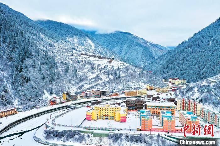 壤塘的雪后美景?！∪捞量h融媒體中心供圖