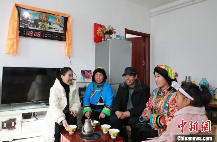 新家是兩層小樓房，一樓布置得充滿現(xiàn)代感，喝著藏式奶茶，一家人聊著今年春節(jié)怎么過(guò)?！《∷?攝