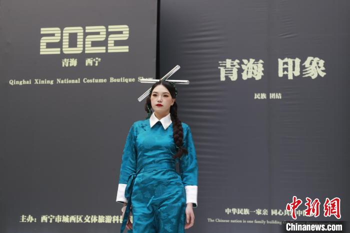 圖為模特展示少數(shù)民族服飾?！●R銘言 攝